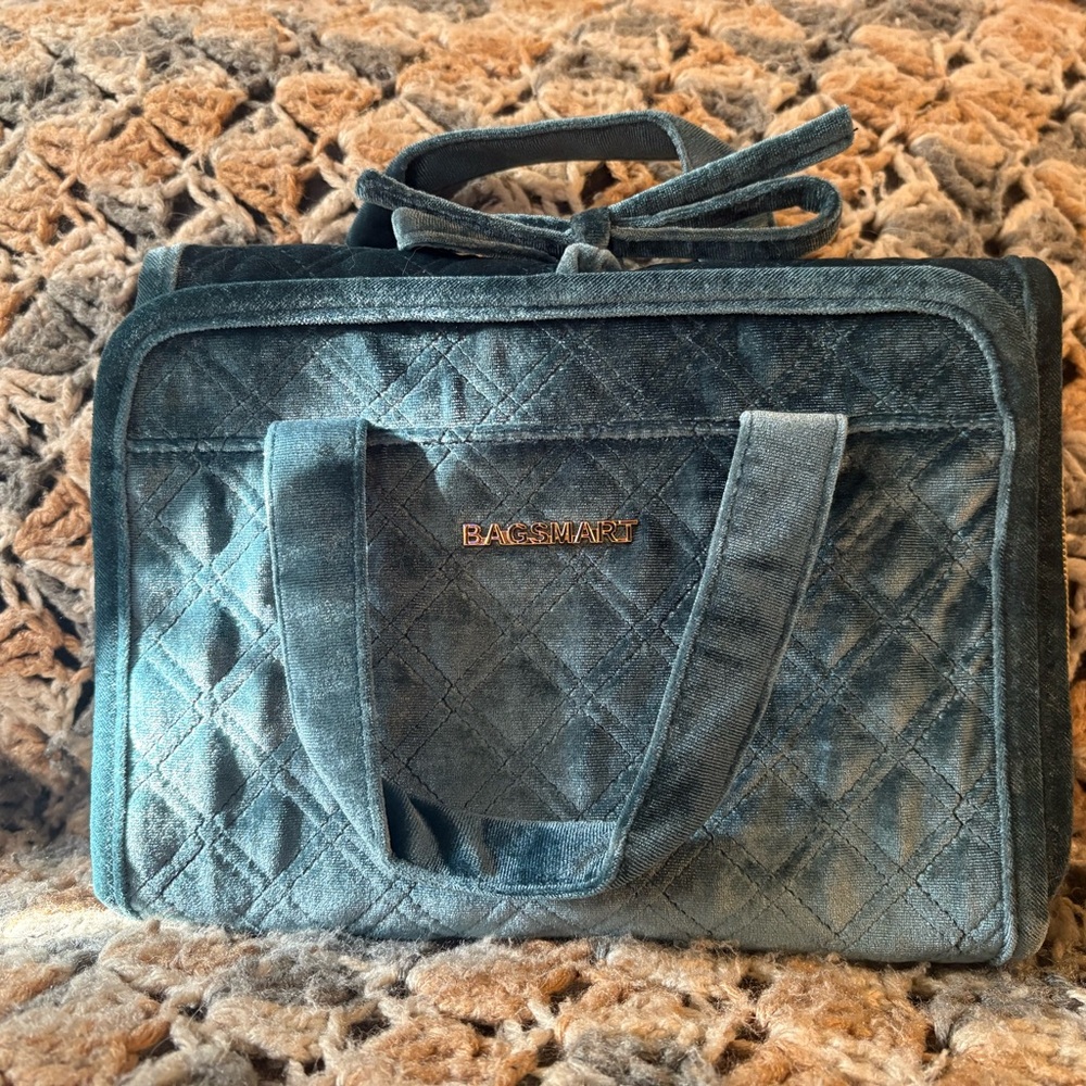 Bagsmart hanging travel toiletry makeup bag